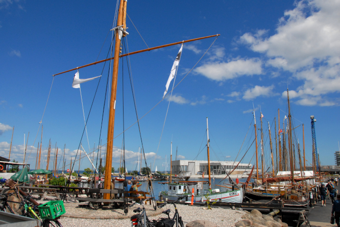 Nordmole und Mittelsteg des Holzschiffhafens von Aarhus samt Flaggenmast am 22. Juni 2019 &copy; Andreas Zedler