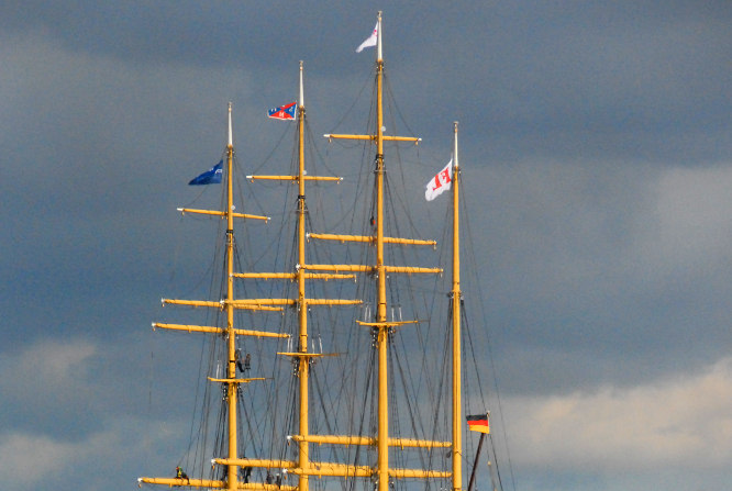 Die PEKING mit Nationale an der Oberbesangaffel und den stolz an den Toppen gesetzten Flaggen der Peters Werft, der SHM, der SHMH und der Reederei Laeiz auf der Elbe kurz vor Hamburg am 7.9.2020  &copy; Andreas Zedler