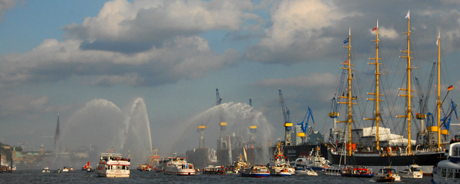 Die PEKING passiert die Werft Blohm + Voss, auf der sie 1911 gebaut wurde. Hamburg,   7.9.2020 &copy; Andreas Zedler