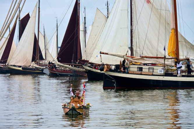 Teilnehmer des 50. Enkhuizer Klipperrace am 1. Tag beim Segelsetzen im Krabbersgat kurz nach dem Ankerstart zum Drei-Städte-Rennen am 11. Oktober 2025 &copy; Andreas Zedler