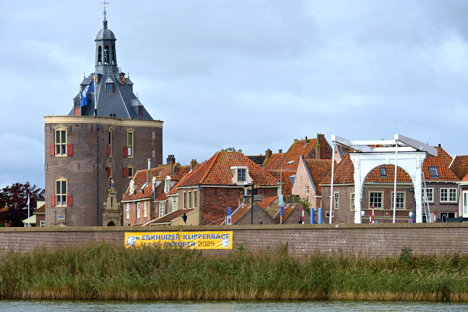 Die Seemauer am Wierdijk von Enkhuizen mit einem Werbebanner für das 50. Enkhuizer Klipperrace am 11. und 12. Oktober 2025. Links der Drommedaris, rechts die Blauwpoortsbrug. Foto vom 13. Oktober 2025 &copy; Andreas Zedler
